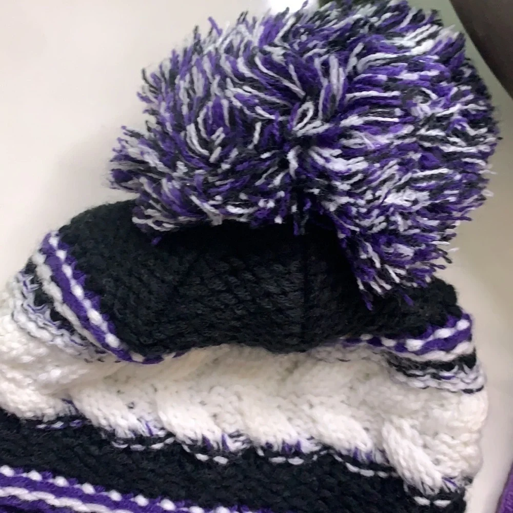 Lacrosse purple & black pom-pom acrylic knit hat and Gloves set winter